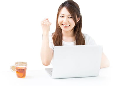 ガッツポーズをする女の子