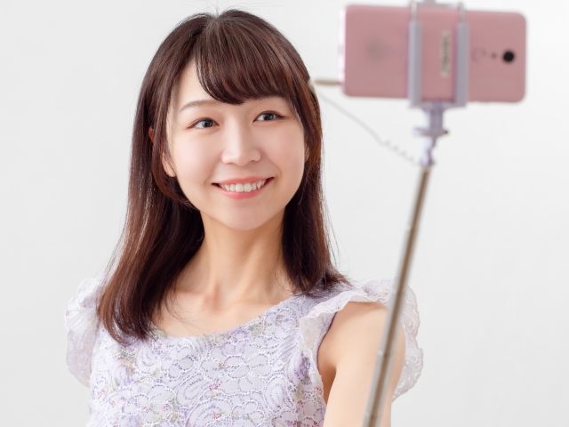 チャットレディのサムネイルを撮っている女性