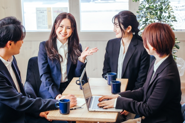 友達と会話をする女性