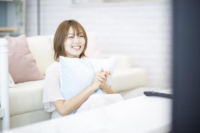 テレビを見る女性