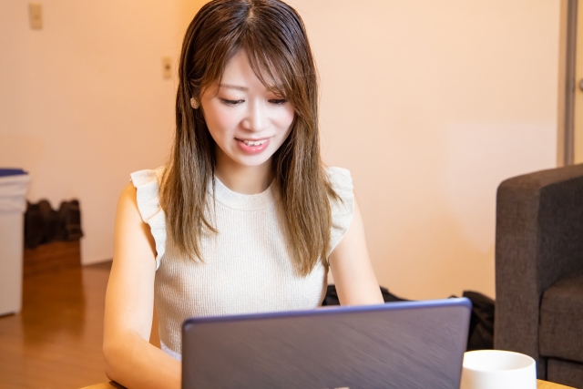 チャットレディでパソコンを打つ女性