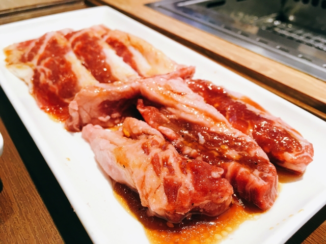 1人で焼肉を食べる様子