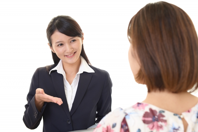 チャットレディの面接をする女性とスタッフ