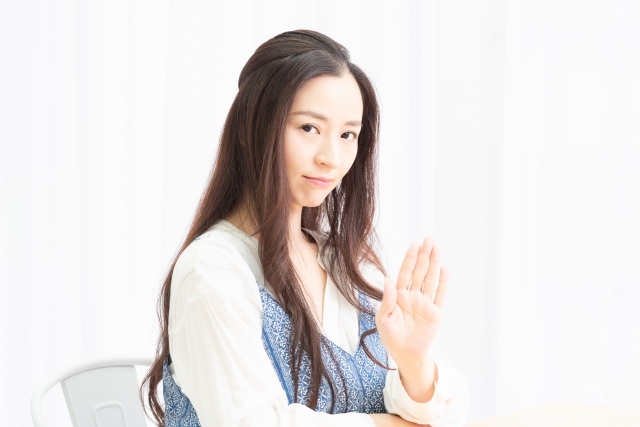 お客様への暴言を注意する女性