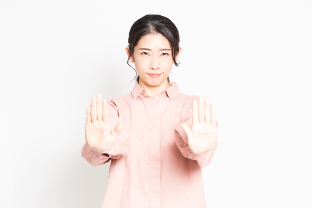 近所に迷惑かけるのを注意する女性