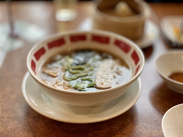 テーブルの上にあるラーメン