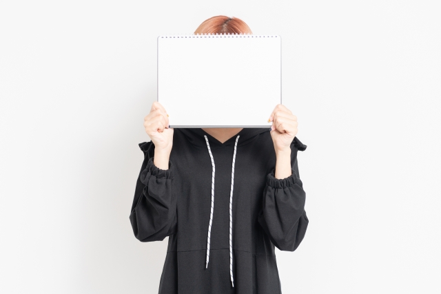 ホワイトボードを持つ女性