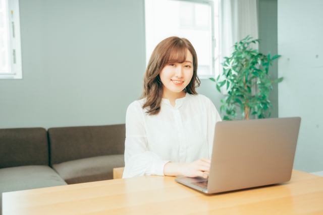 チャットレディが副業に良いか検索している女性