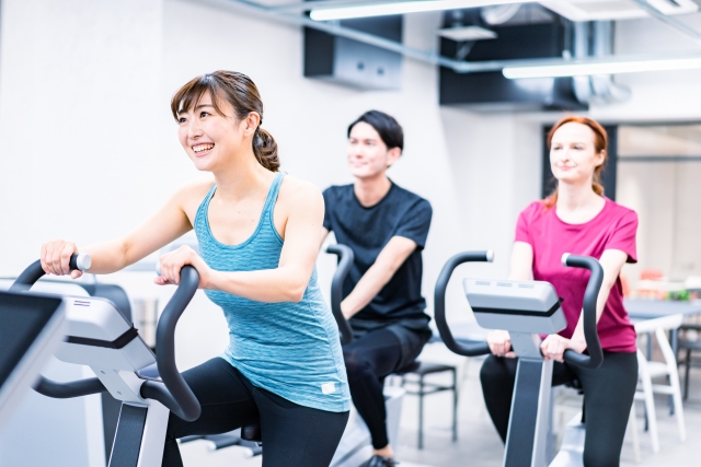 フィットネスジムでトレーニングをしている女性