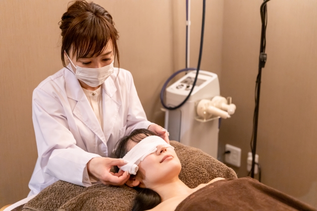 脂肪吸引をする女性