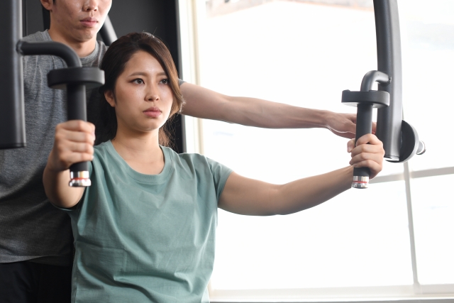 パーソナルジムでトレーニングをする女性