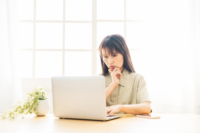 チャットレディについて調べている女性