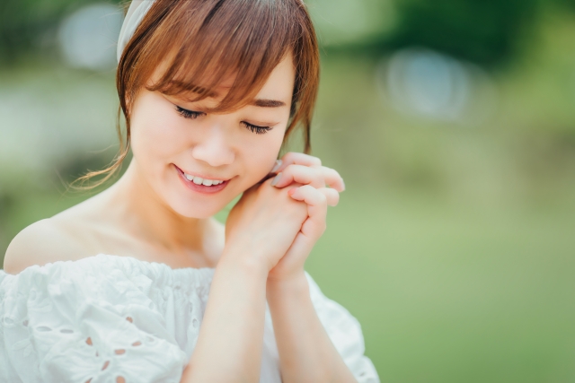 青空の下でかわいこぶる女性
