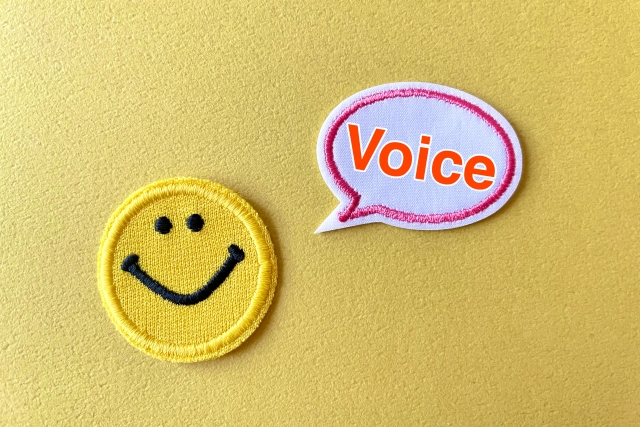 声を出しているにこちゃんマーク