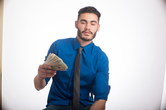 お金を沢山持っている外人の男性