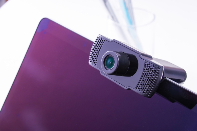 パソコンとウェブカメラ