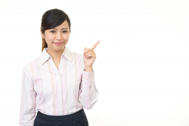 アドバイスをする女性