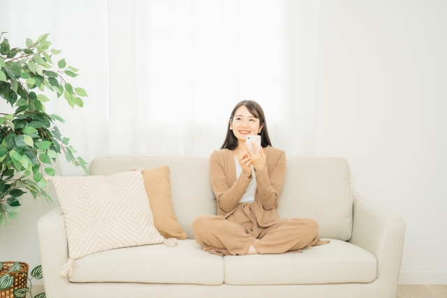 ソファーの上に座る女性