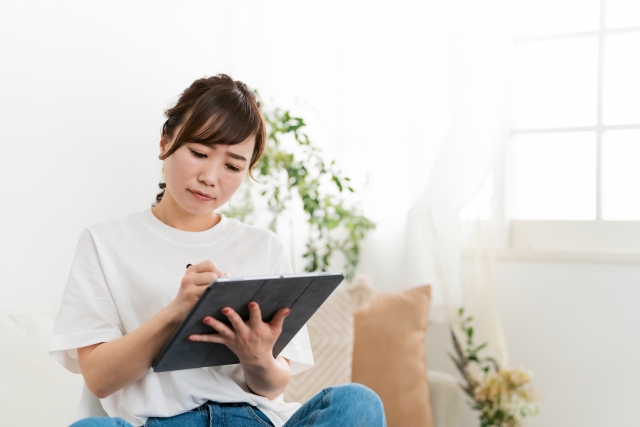 チャットレディのキャラクター設定で悩む女性