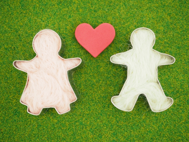 女性と男性の間にハート