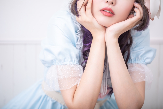 メイドのコスプレをしている女性