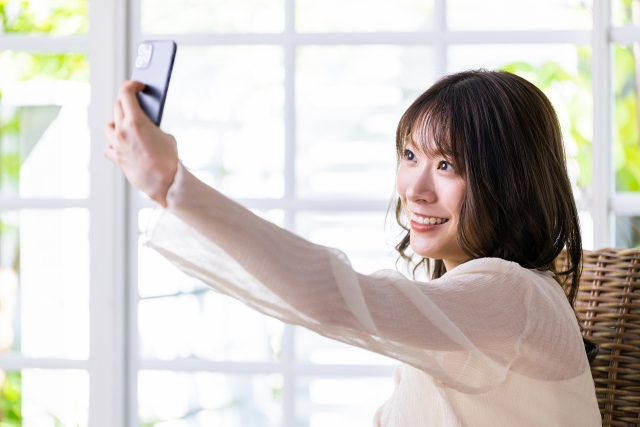 自撮りをしている女性