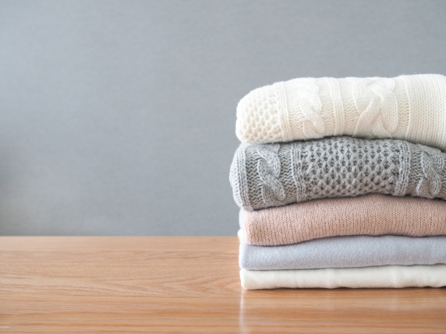 机の上に置いてあるニット