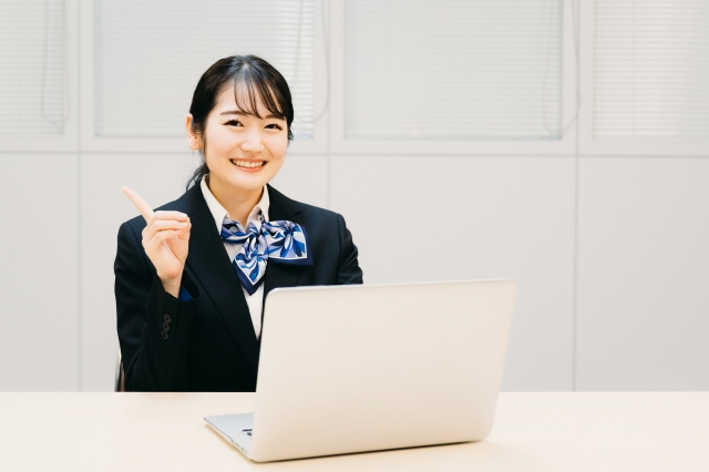 パソコンの前に居るチャットレディのスタッフ