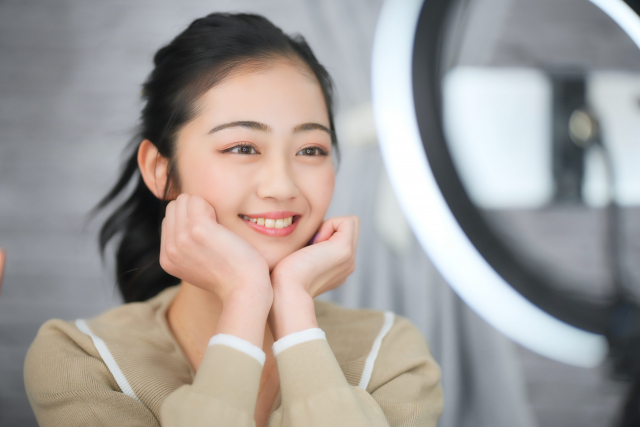 カメラの前で笑う女性