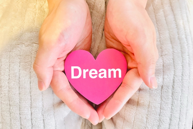 女性の手でハートの夢