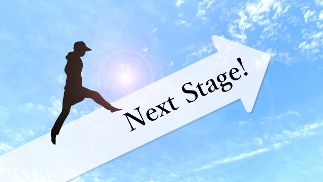 ネクストステージと書かれている女性のシルエット