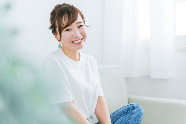 ソファーに座っている女性