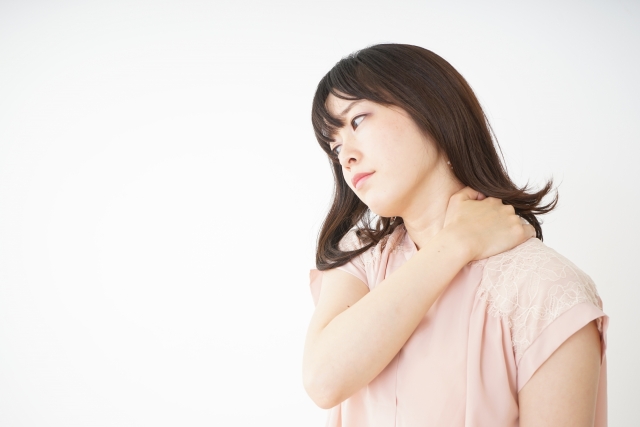 肩が凝っている女性