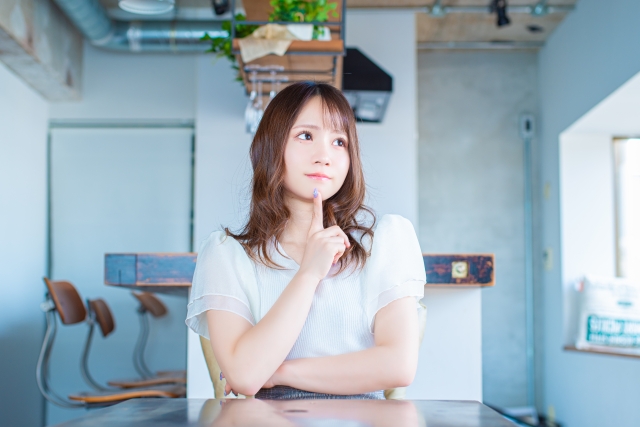 考えている女性
