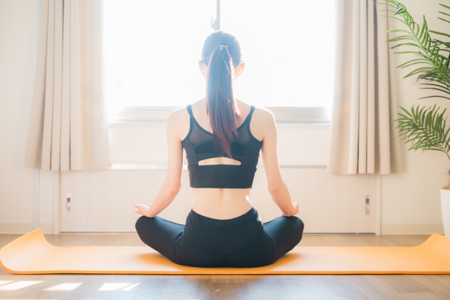 ヨガのポーズをとる女性