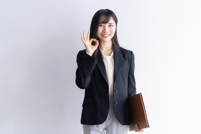 オッケーの手をしている女性
