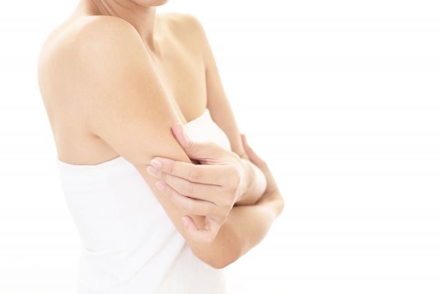 タオル一枚巻いたセクシーな女性