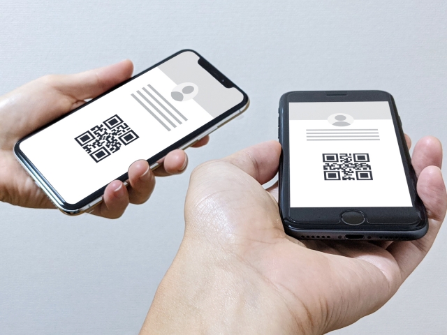 スマホで連絡先を交換する男女