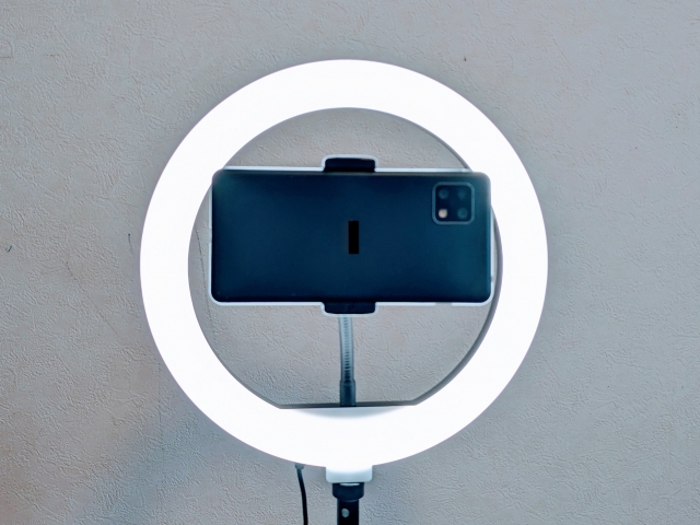 照明とスマートフォン