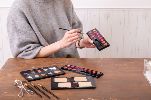 化粧をしている女の人の手