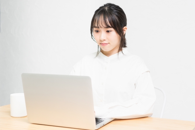 チャットをする女性