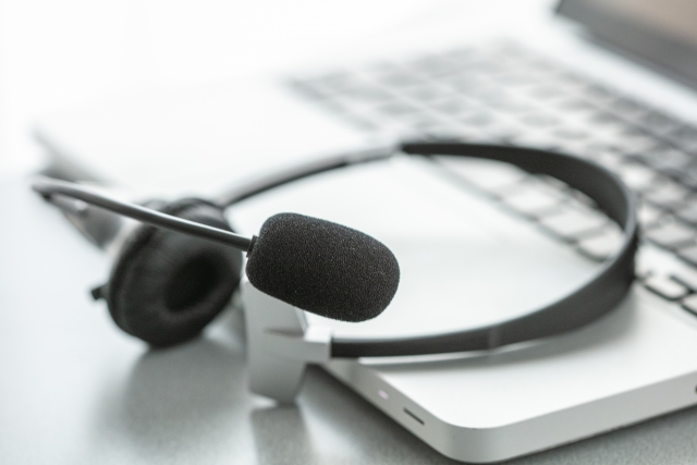 パソコンの上に置いてあるマイク